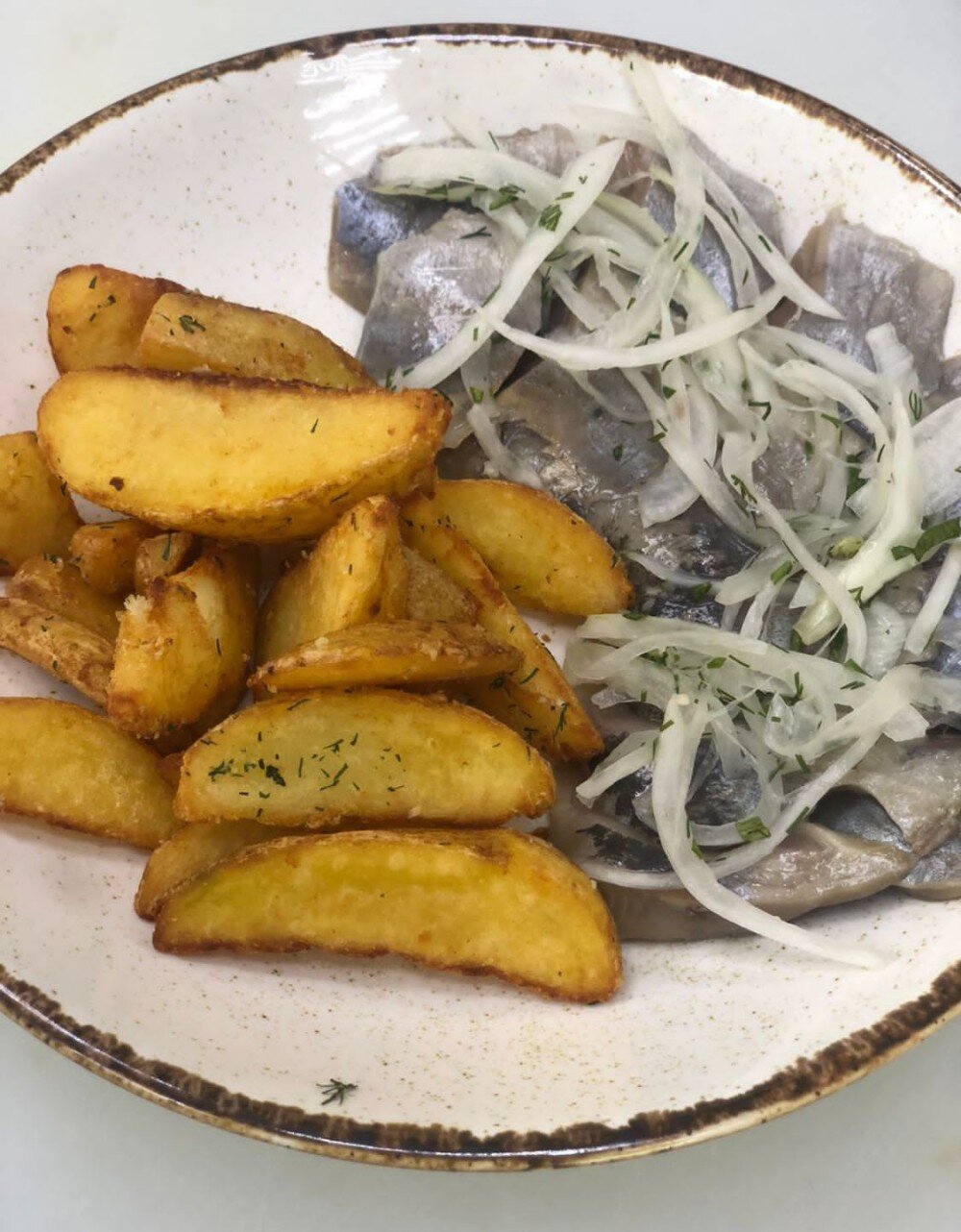 Селедочка с луком и запеченым картофелем