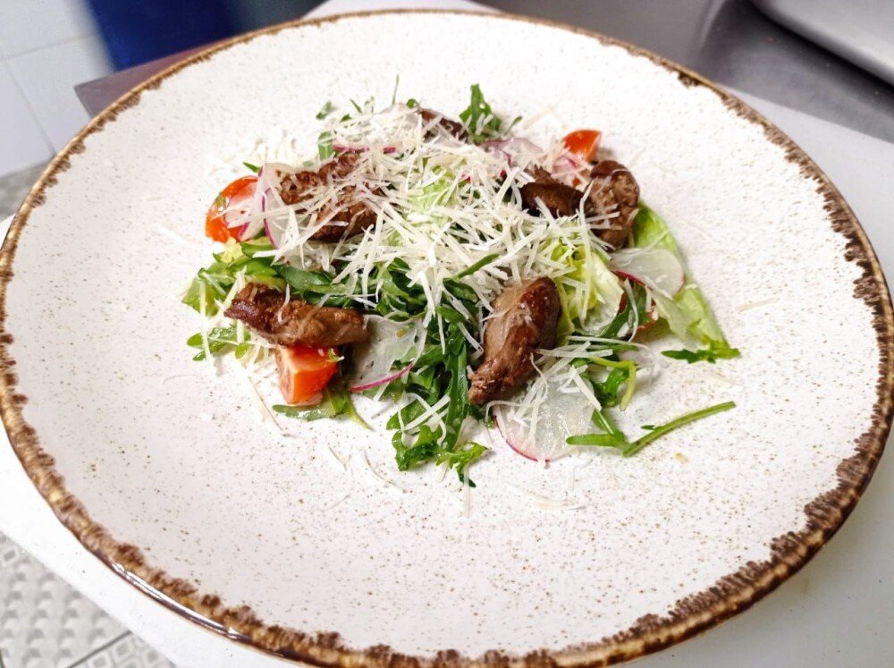 Зеленый салат с теплой куриной печенью