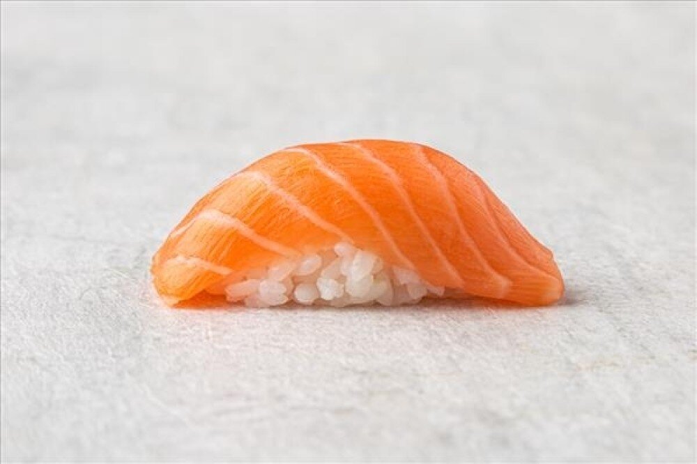 Суши нигири лосось