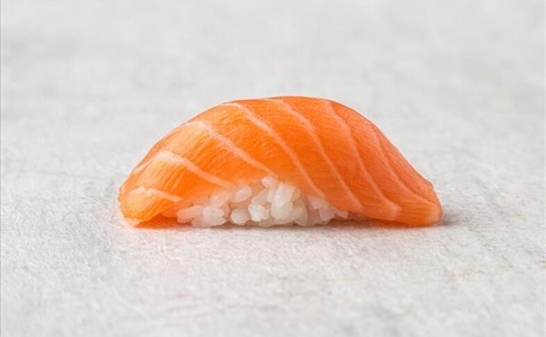 Суши нигири лосось