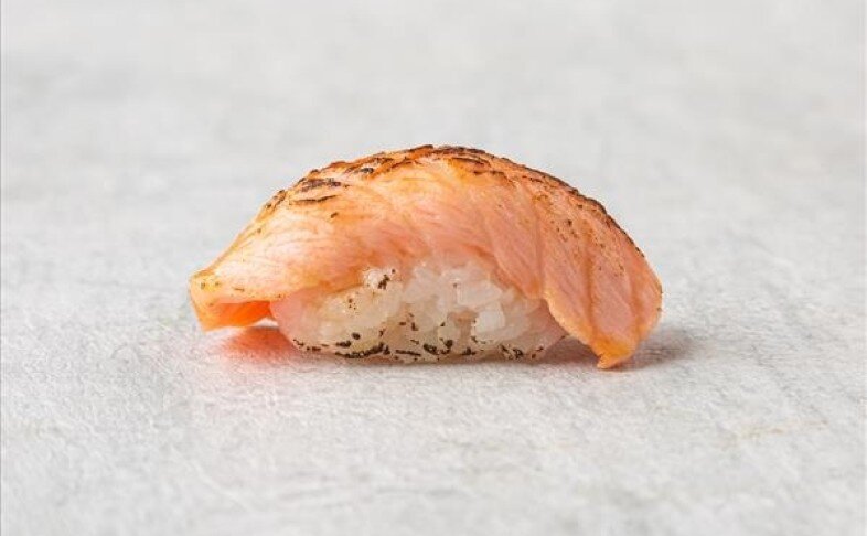 Суши нигири опаленный лосось
