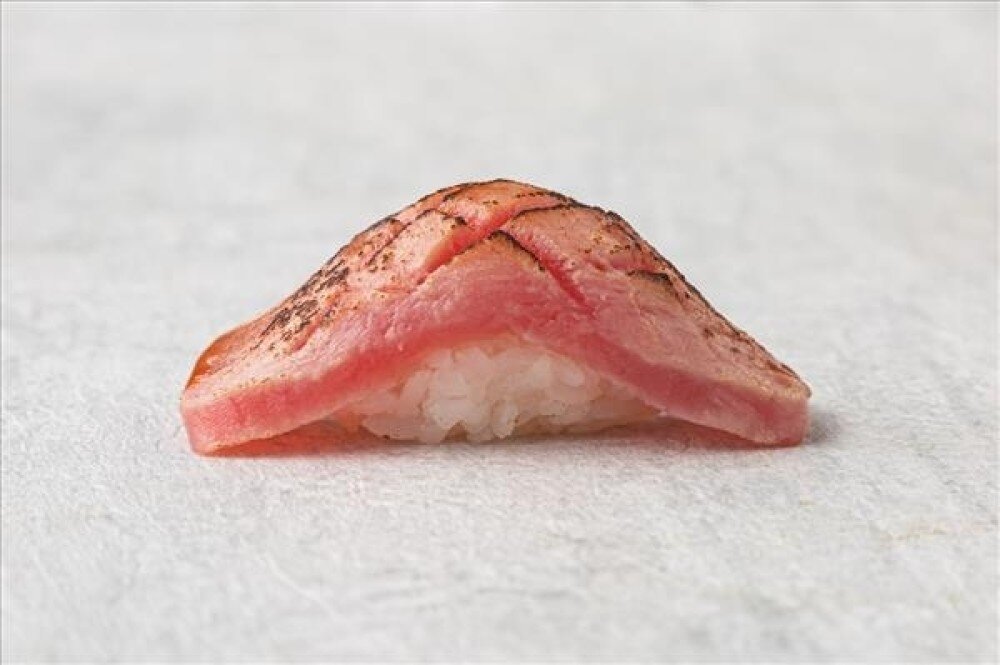 Суши нигири опаленный тунец