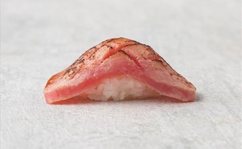 Суши нигири опаленный тунец