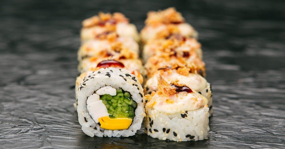 Ролл с копчёной курицей, перечным соусом и луком фри (10шт)