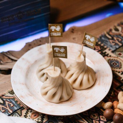 Хинкали с копченой курицей и грибами