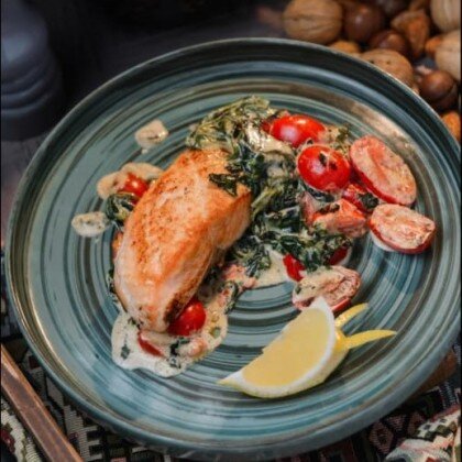 Стейк из лосося на подушке из шпината