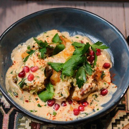 Жареный цыпленок в соусе "Чкмерули"