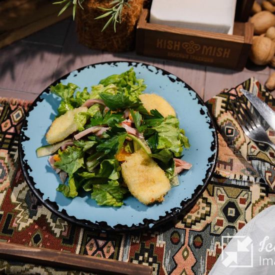 Салат с копченым цыпленком и жареным сыром Сулугуни