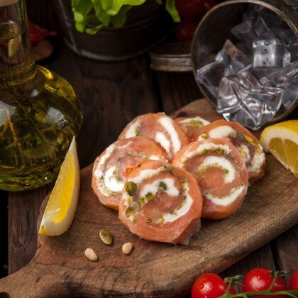 Рулеты д/з из кеты с сыром и фисташками