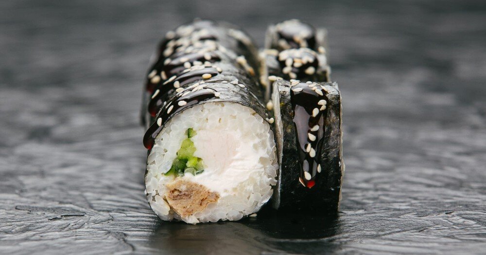 Ролл с томаго соусом унаги и креветкой (8шт)