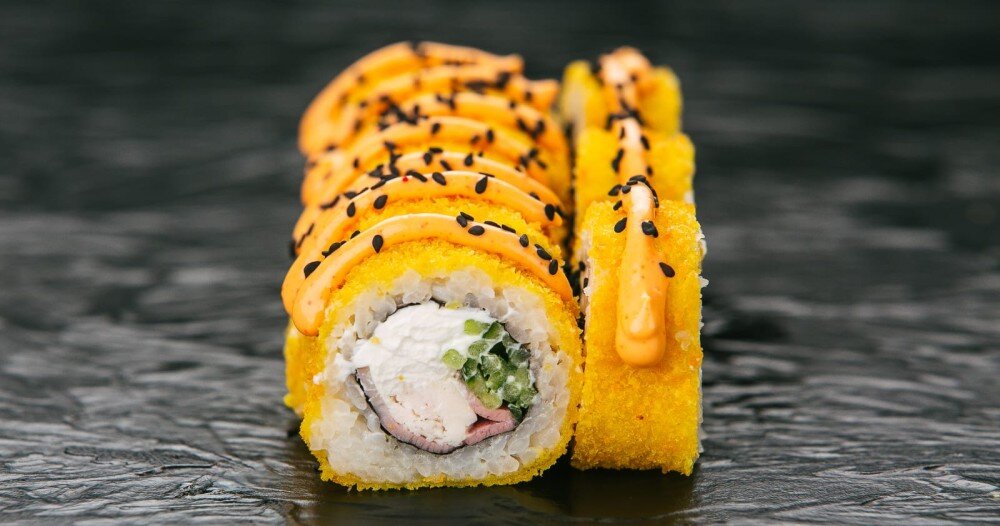 Ролл с копчёной курицей сливочным сыром и соусом спайси (8шт)