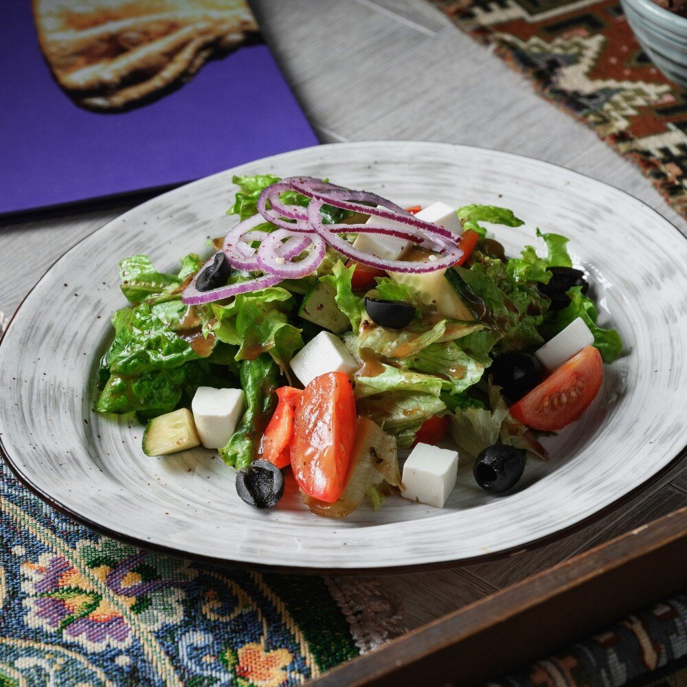 Греческий салат из свежих овощей