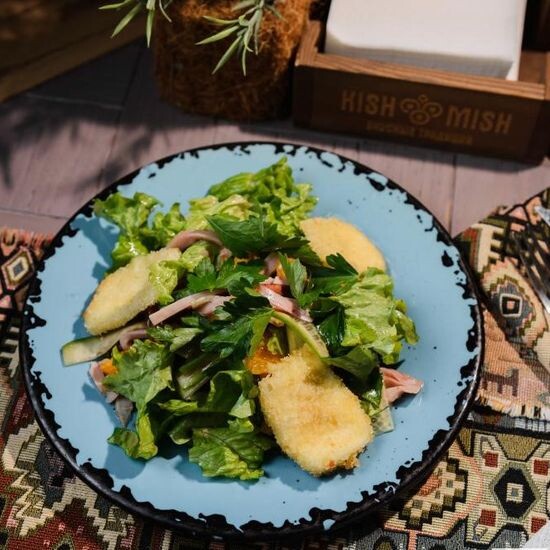 Салат с копченым цыпленком и жареным сыром сулугуни