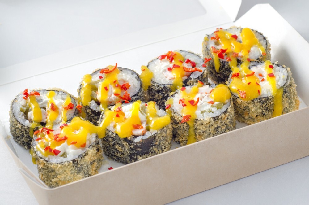 Острый ролл с креветкой, халапеньо и пюре из манго