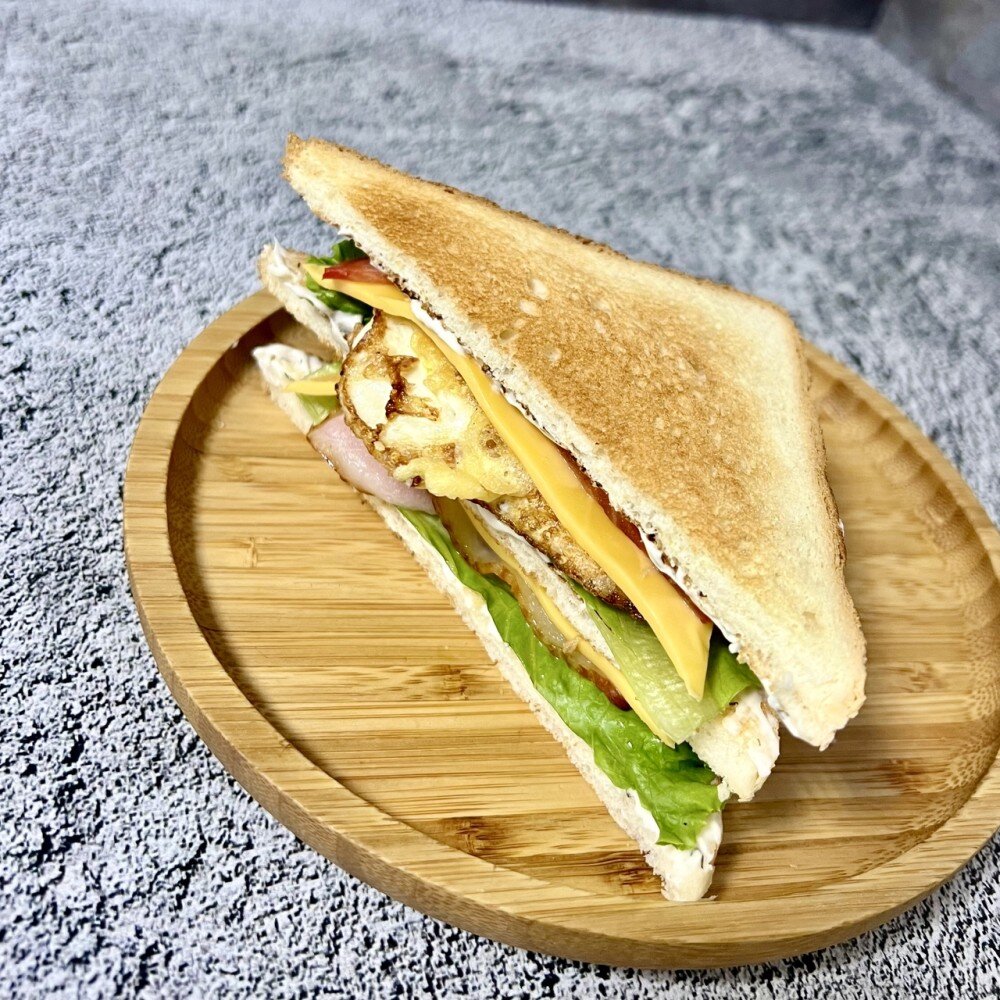 Сэндвич с яйцом и беконом