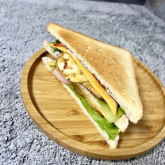 Сэндвич с яйцом и беконом