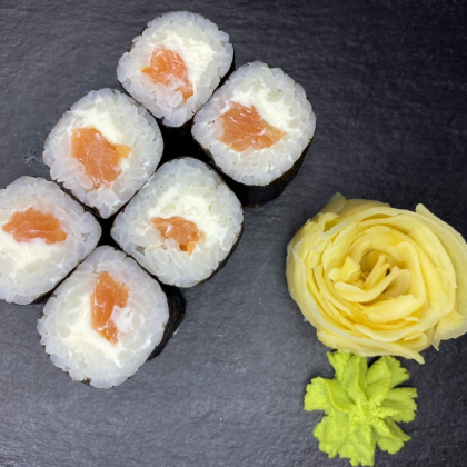 Ролл с лососем и сливочным сыром