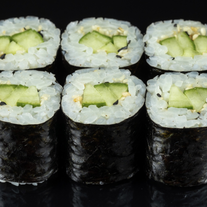 Ролл с огурцом и кунжутом