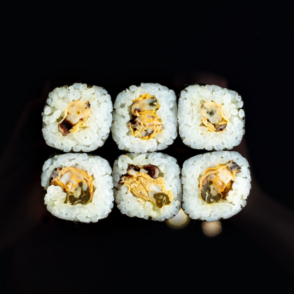 Ролл с салатными мидиями