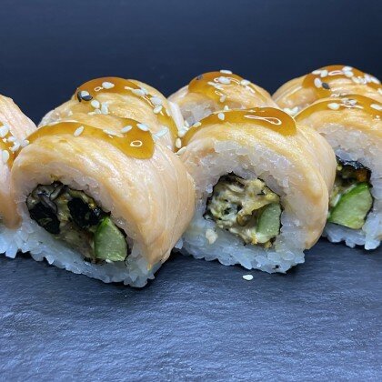 Запечённый ролл с мидиями и лососем