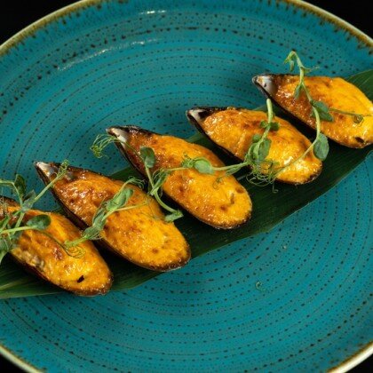 Запеченные мидии под спайси-соусом