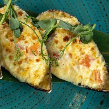 Запеченные мидии под сырным соусом