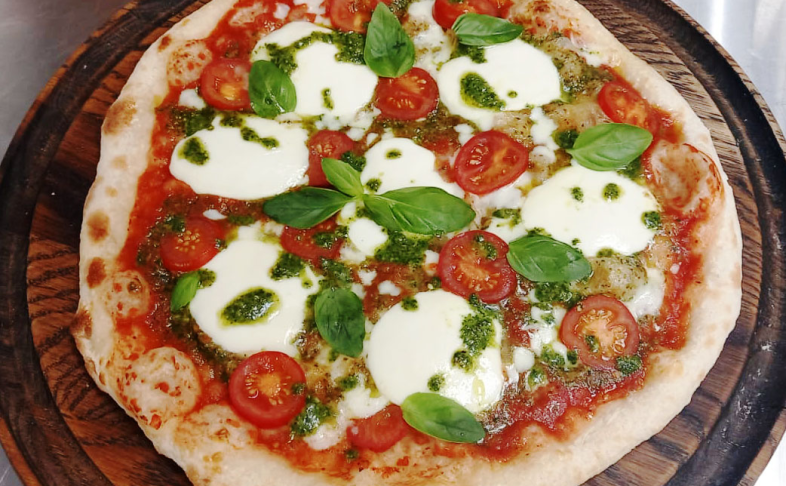 Пицца "Моцарелла с соусом песто"