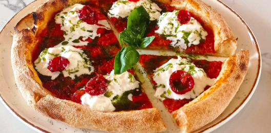 Пицца "Страчателла с вялеными томатами"