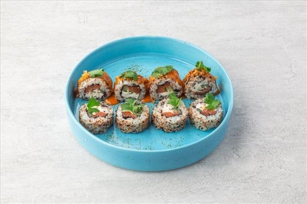 1/2 ролл с лососем и соусом том ям