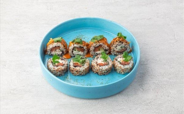 Ролл с лососем и соусом том ям