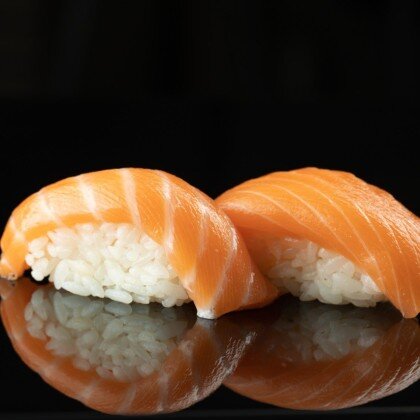 нигири с лососем