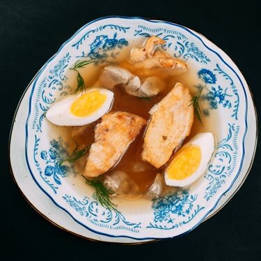 Куриный бульон с куриным филе и потрошками