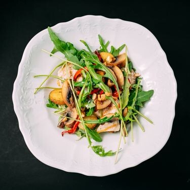 Салат из пряной курицы, шампиньонов с соусом блю чиз