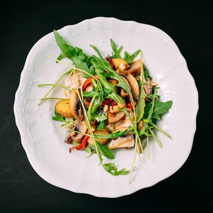 Салат из пряной курицы, шампиньонов с соусом блю чиз