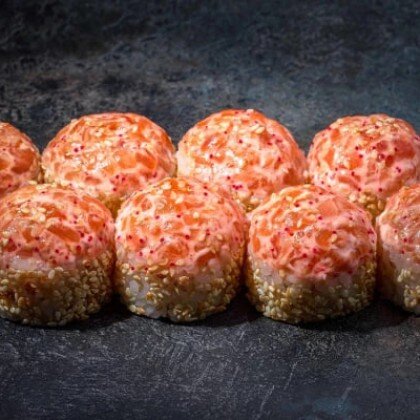 Запеченный ролл с острым лососем и крабом