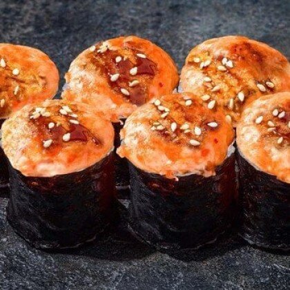 Запеченный мини ролл с лососем под соусом