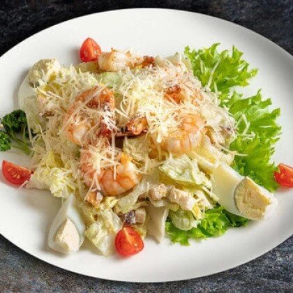 Салат цезарь с креветками