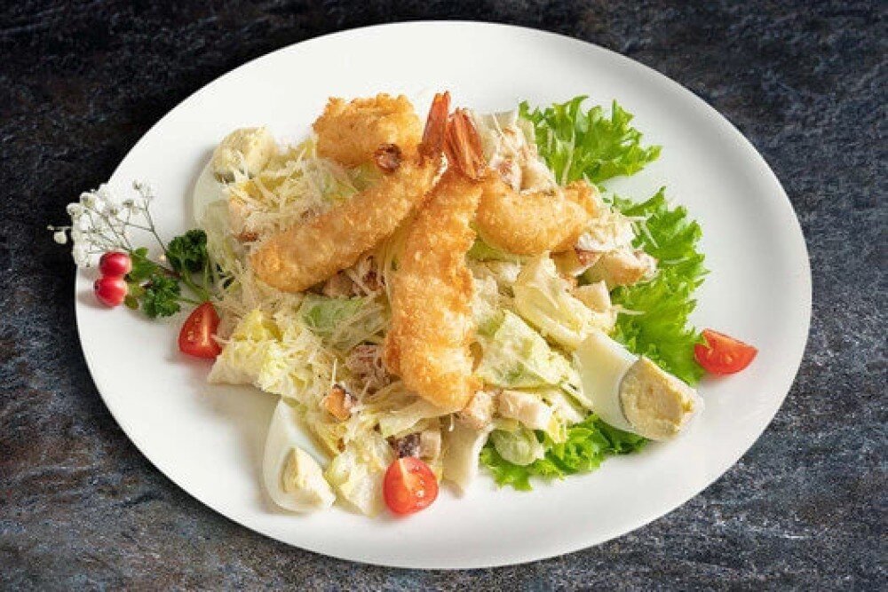 Салат цезарь с креветками темпура