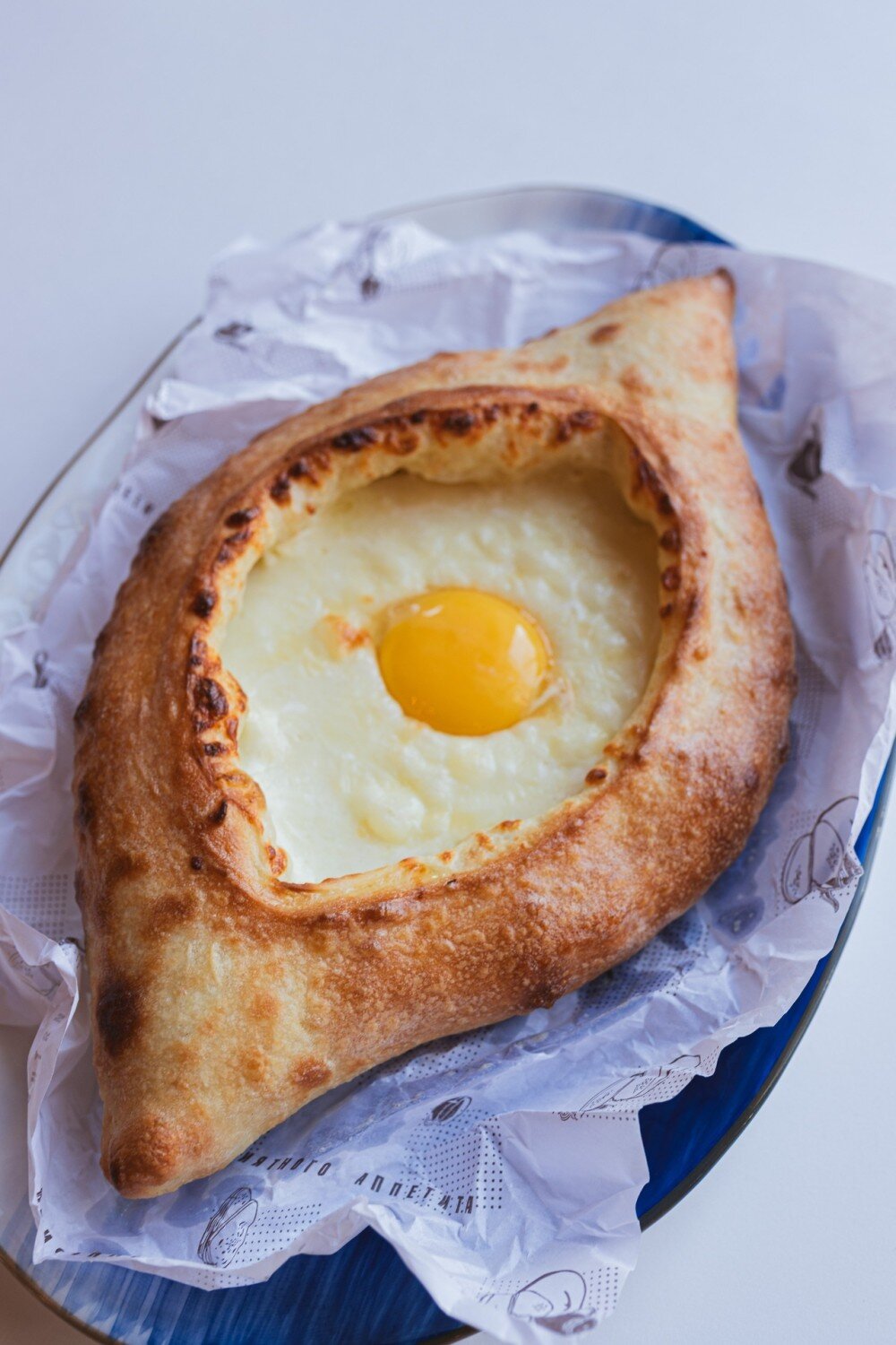 Хачапури по-аджарски с яйцом