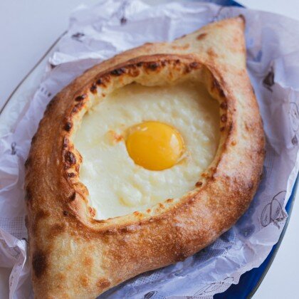 Хачапури по-аджарски с яйцом
