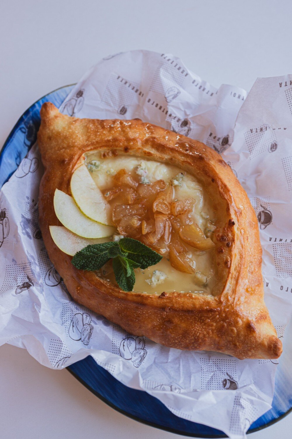 Хачапури аджарский с грушей и грецким орехом