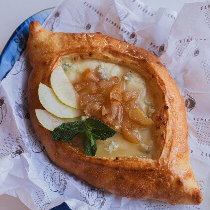 Хачапури аджарский с грушей и грецким орехом