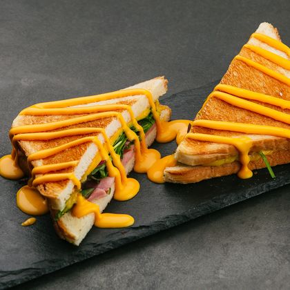 Сэндвич с ветчиной и сыром чеддер