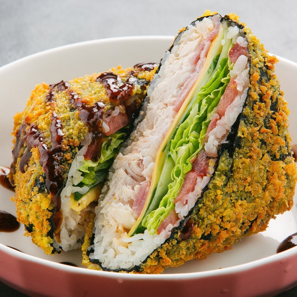 Онигири с курицей и беконом