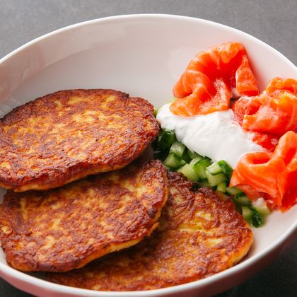 Драники со слабосоленым лососем и тартаром из огурцов со сметаной