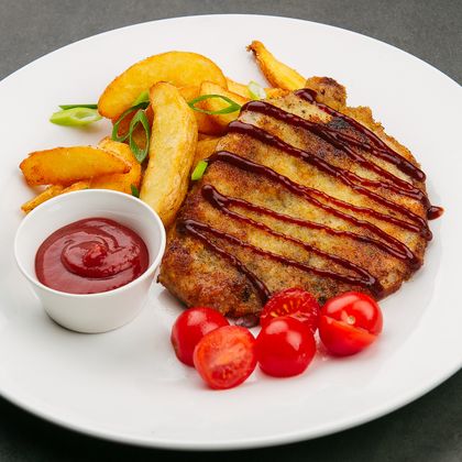 Свиной шницель с BBQ соусом и картофелем по-деревенски