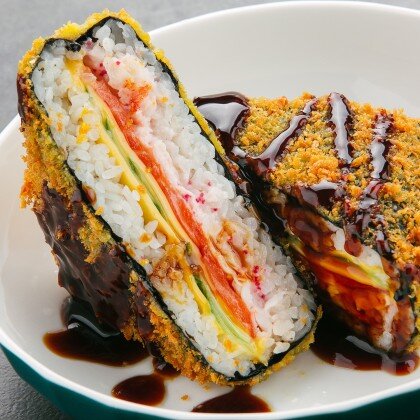 Онигири с креветками и лососем