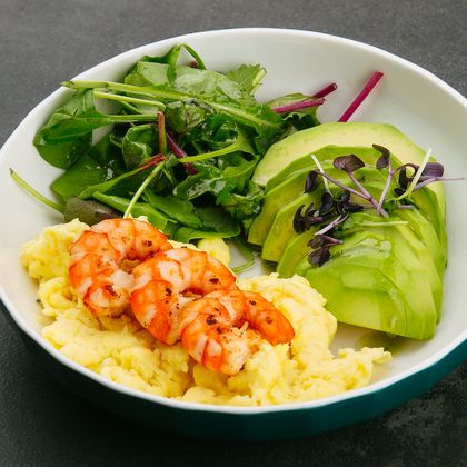 Скрембл с тигровыми креветками и авокадо