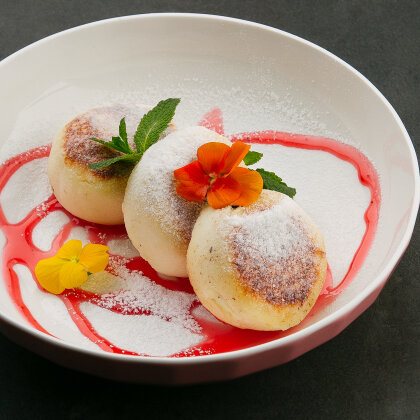 Сырники с джемом из клубники с сахарной пудрой