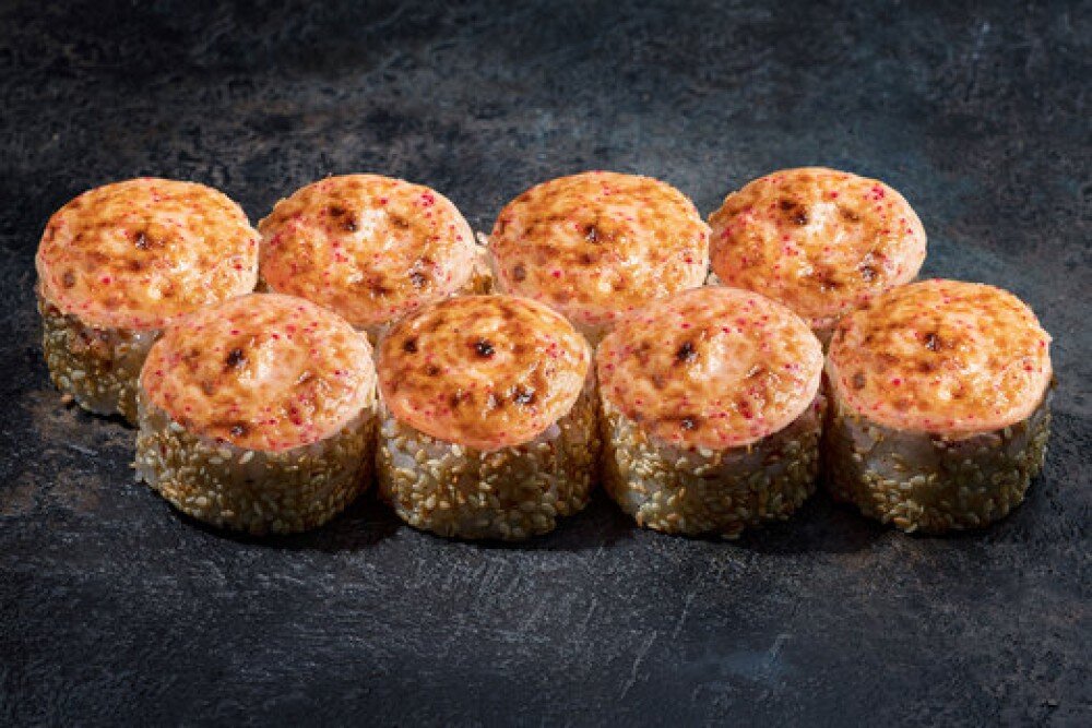 Запеченный спайси ролл с копченой курицей